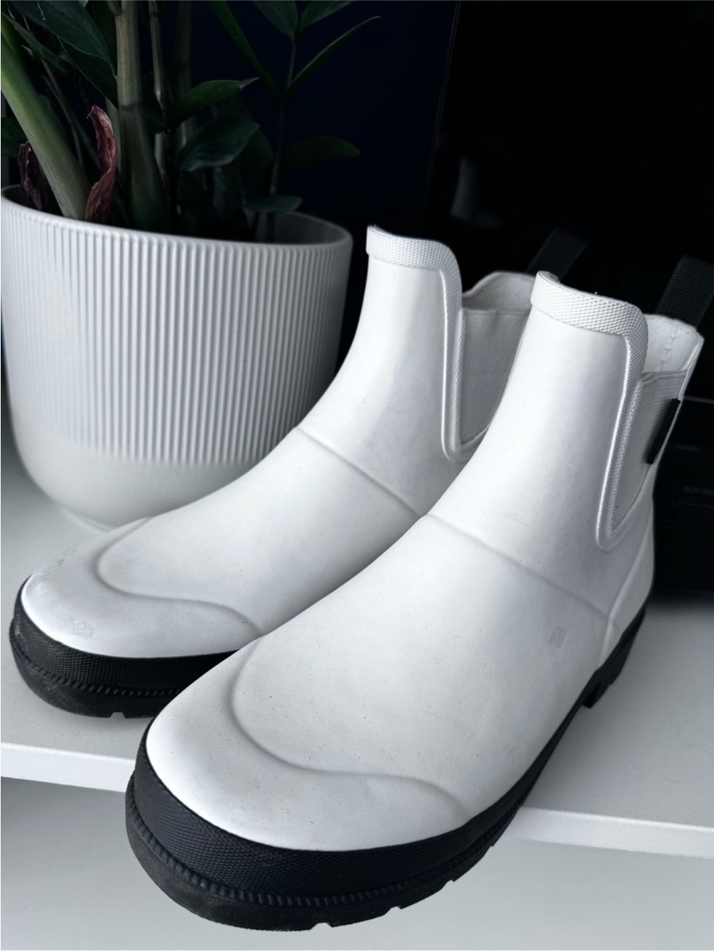 Tretorn White Chelsea Pull-On
Rain Boots with Black Sole Size US
6M